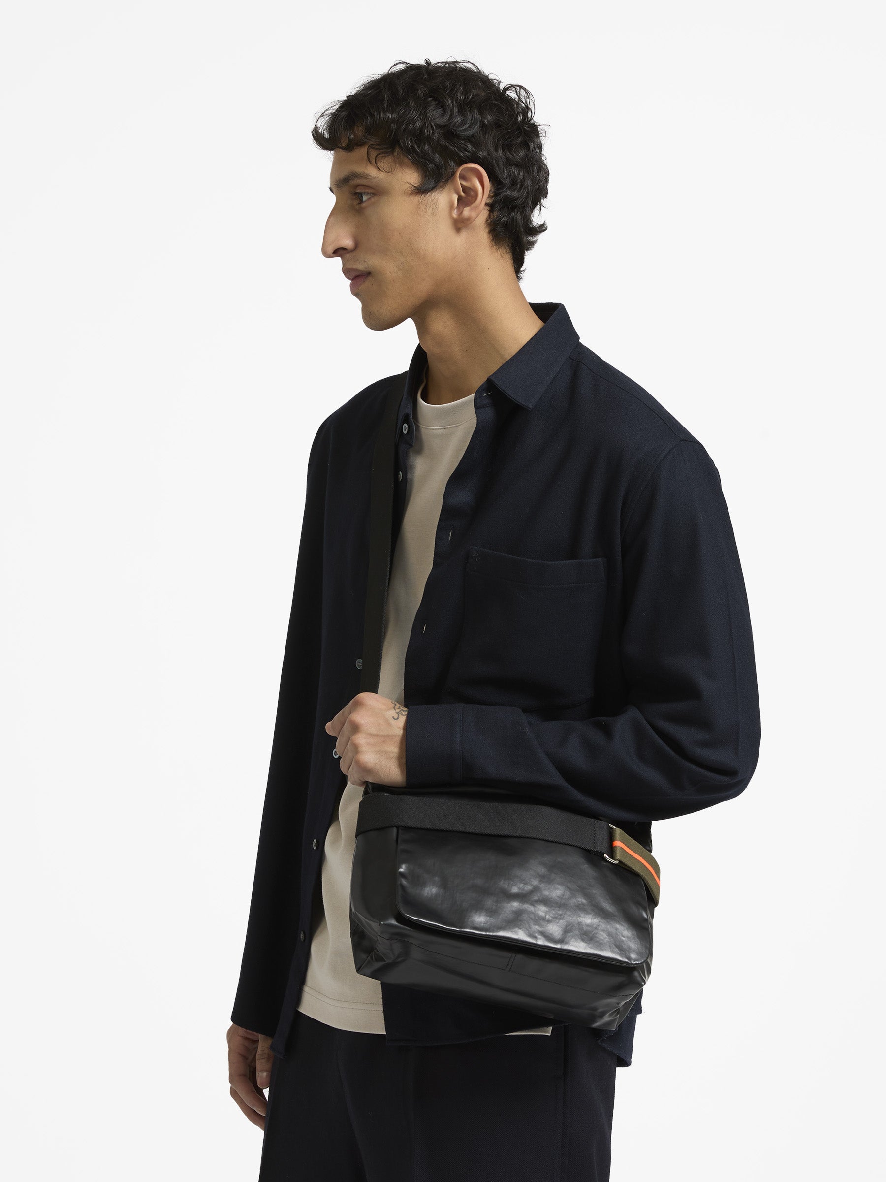 RIGA ESCAPE SHOULDER BAG